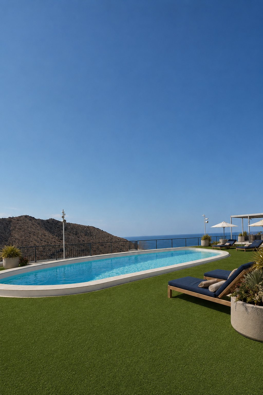 Piscina de Aquasol con vistas al mar