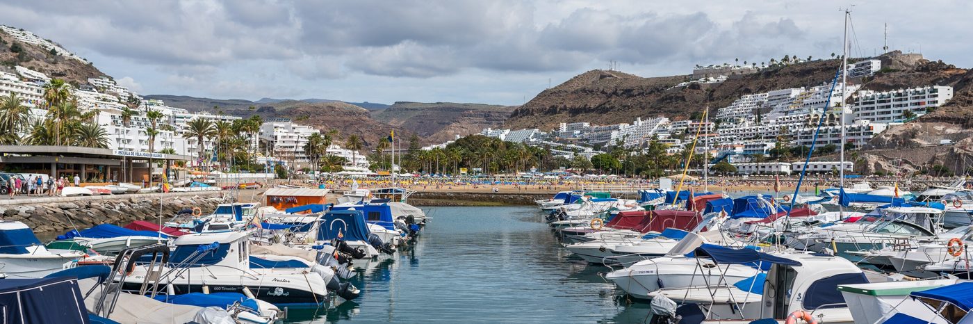 Puerto deportivo de Puerto Rico con embarcaciones y montañas al fondo