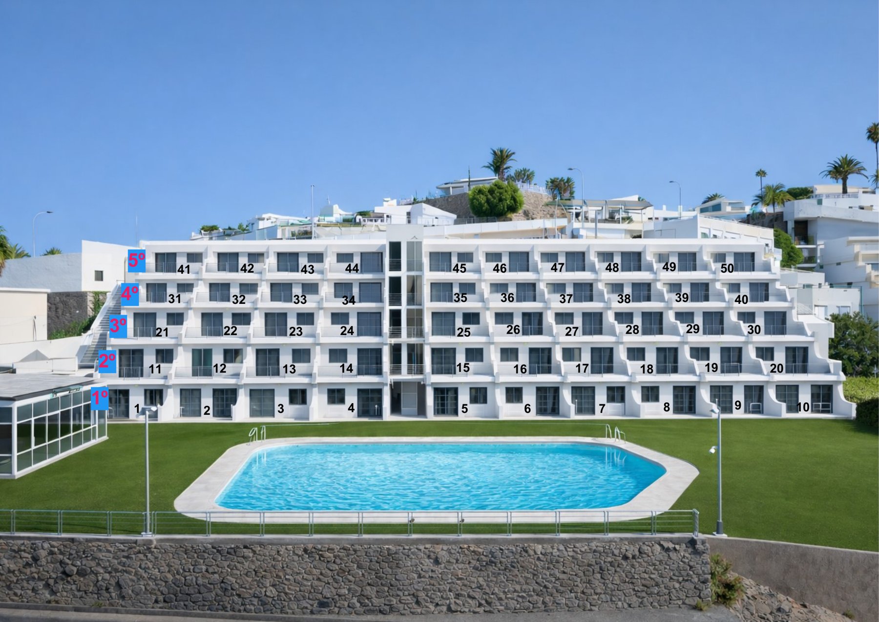 Vista general del complejo Aquasol, fachada frente a la piscina, con numeración de plantas y apartamentos